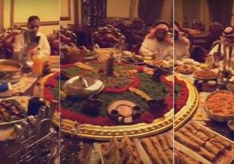 عائلة سعودية تفطر علي طاولة متحركة تثير الجدل