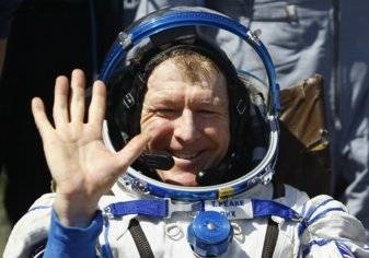 تيم بيك بعد 6 أشهر في الفضاء يتحدث عن رائحة الأرض و أسوأ دوار في العالم