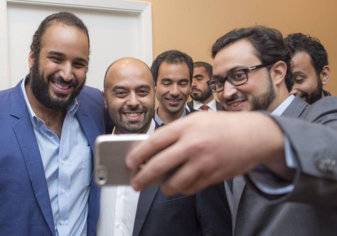 الأمير محمد بن سلمان يلتقط سيلفي مع السعوديين العاملين بأمريكا
