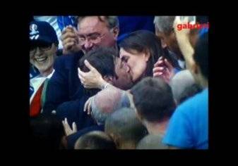 بالفيديو.. كونتي يتلقى "قبلة ساخنة" من زوجته بعد الفوز على إسبانيا