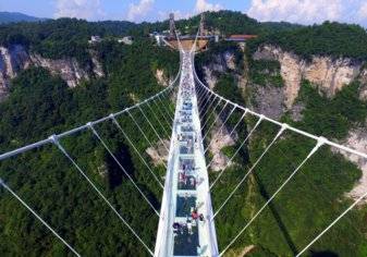 الجسر الزجاجي الأكثر رعبا في العالم .. تخيل كيف ستكون حالتك حين العبور