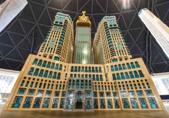أكبر ليجو لبرج ساعة مكة الملكي يعلو في "ليجولاند دبي"