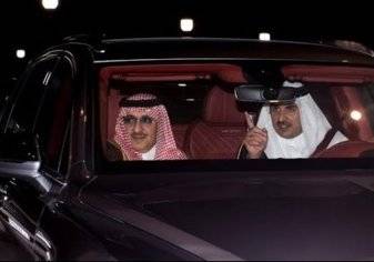 أمير قطر يصطحب ولي العهد السعودي في أغلى SUV في العالم