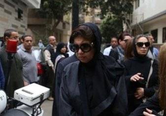 بالصور...انهيار بوسي شلبي زوجة محمود عبد العزيز في جنازته