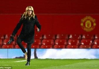 بالصور.. جوليا روبرتس تتألق على أرض ملعب مانشستر يونايتد