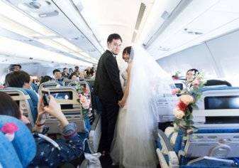 بالصور...أول زفاف في الجو على ارتفاع 35 ألف قدم