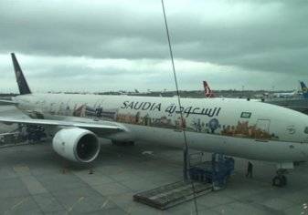 طائرة الخطوط السعودية تجذب اهتمام المسافرين و العاملين بمطار أتاتورك
