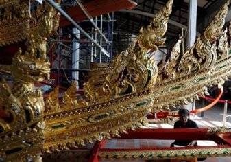 تجهيز عربة مذهبة لنقل ملك تايلاند إلى الجنة