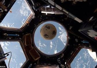 صورة.. كرة قدم تسبح في الفضاء!