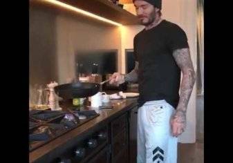 بالفيديو.. بيكهام يطهو الطعام لزوجته وأبنائه!