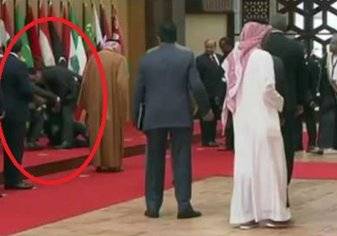 بالفيديو...لحظة سقوط الرئيس اللبناني ميشال عون أرضا خلال القمة العربية