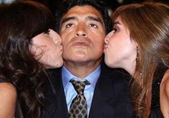 بالصور.. صديقة مارادونا تكشف "أسراره الجنسية".. وابنته ترد