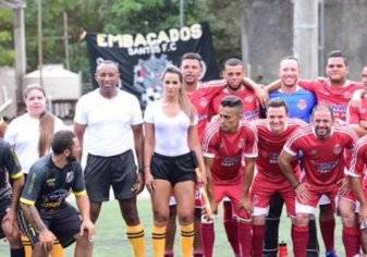 بالصور.. عارضة أزياء تفسد مباراة في الدوري البرازيلي