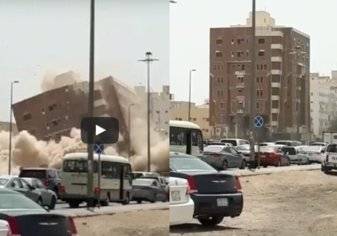 بالفيديو... انهيار مبنى ضخم بالمدينة المنورة أثناء مرور السيارات