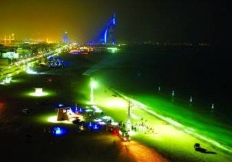 دبي: تدشن أول شاطئ عام للسباحة الليلية في العالم