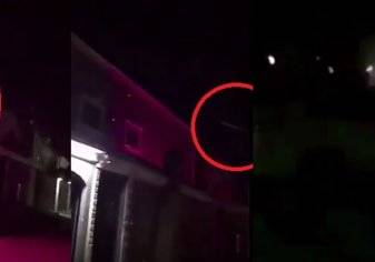 فيديو صادم...شباب يطلقون النار على منزل عائلة في الرياض