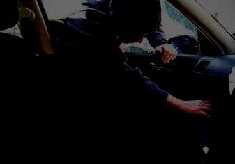 مراهق يحطم زجاج سيارة كامري ويسرق محتوياتها بالرياض (فيديو)
