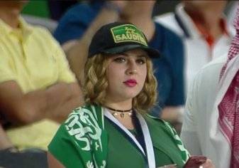 بالصور.. قصة مشجعة أثارت جدلاً في مباراة الإمارات والسعودية