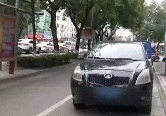 تصرف متهور من امرأة لمنع زوجها من الخروج بسيارته (فيديو)