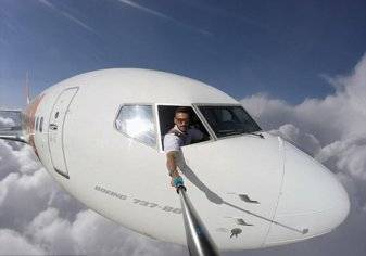 ما هي حقيقة الطيار الذي يلتقط صور "سيلفي" وهو يطل من مقصورة الطائرة؟