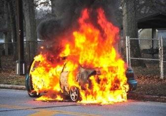 رد فعل سائق اندلعت النيران بسيارته وهو بداخلها (فيديو)