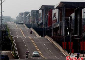 الصين تنتهي من تشييد الطريق المموج الذي يعد الأغرب في العالم (صور)