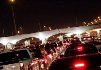 لحظة وقوع حادث مروع بين سيارة وشاحنة على جسر الملك فهد (فيديو)