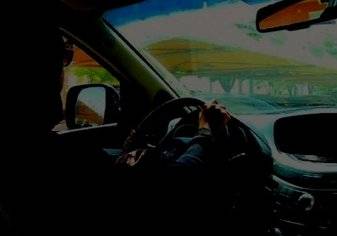 فتاة تقود سيارة بالمملكة بعد نصف ساعة من قرار الملك سلمان التاريخي (فيديو)