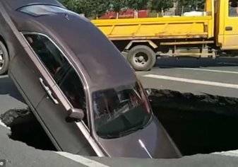 حفرة تبتلع سيارة رولز رويس فانتوم بعد انهيار مفاجئ للطريق(فيديو)