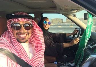 سعودي يصبح حديث التواصل الاجتماعي بعد نشر صورته وهو يعلم زوجته القيادة