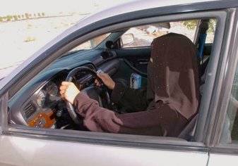 الشرطة تكشف ما فعلته مع سعودية كانت تقود سيارة أمام فندق بالرياض (فيديو)