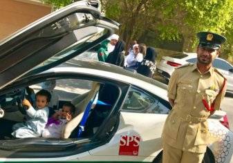 شرطة دبي تأخذ أسرة إماراتية في جولة بأحد سياراتها الفارهة. . والسبب!
