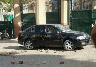 طلاب جامعة مصرية يحطمون سيارة نائب برلماني بسبب تصرف طائش من ابنته (صور)