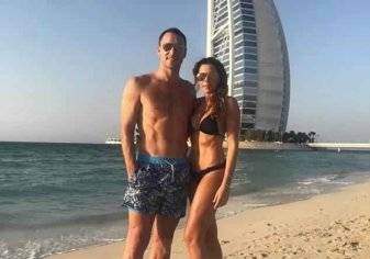 بالصور.. جون تيري وزوجته على شواطئ دبي