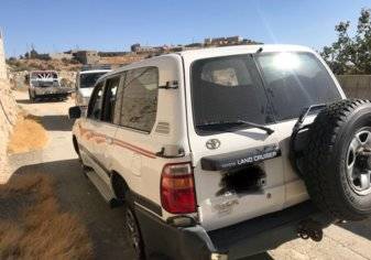 شرطة بلقرن توقف سيارة سعودي حاول تهريب 10 من مجهولي الهوية (صور)
