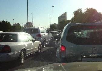 سائق سيارة بالكويت يثير استفزاز آخر بما كتبه على سيارته (فيديو)