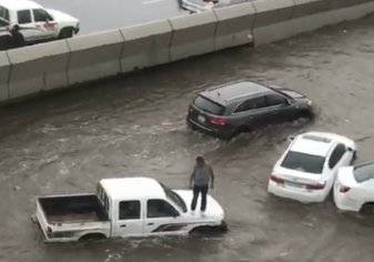 شاهد ما فعلته الأمطار الغزيرة بالسيارات في جدة (فيديو وصور)