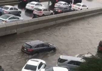 تصرف غير متوقع من شخص بعد غرق شوارع جدة وتعطل حركة المرور (فيديو)