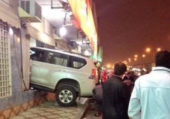 متهور يحاول اقتحام محل في الرياض بسيارته. . والدوريات الأمنية تتدخل (فيديو)