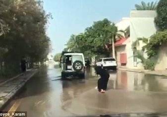 ما هي حقيقة المرأة التي تعلقت بسيارة جيب ومارست التزحلق على الماء بأمطار جدة؟ (فيديو)