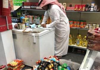 وزارة التجارة السعودية تضبط 803 سلعة غذائية منتهية الصلاحية بالهفوف (صور)