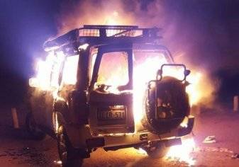 النيران تلتهم سيارة نيسان باترول كانت متوقفة داخل فناء منزل صاحبها (فيديو)