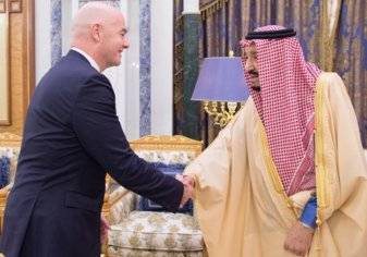 صور- ماذا دار في لقاء العاهل السعودي مع رئيس "فيفا"؟