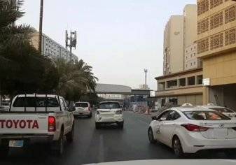 تهور سائقين بأحد شوارع مكة يثير حالة غضب عارمة بالمملكة (فيديو)