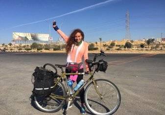 فتاة مصرية تخوض مغامرة بدراجتها الهوائية لإثبات أن مصر دولة آمنة (صور)