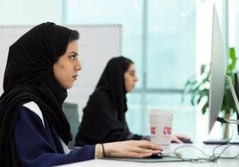تمكين المرأة السعودية من العمل بجميع القطاعات