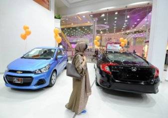 تحت شعار "سوقي وتسوقي". .  أول معرض لبيع السيارات للنساء بالمملكة (صور)