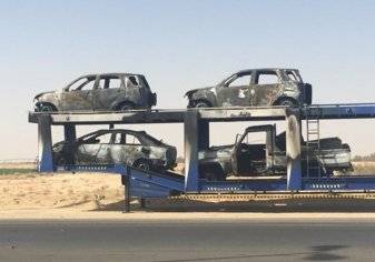 النيران تلتهم 4 سيارات على متن شاحنة بمحافظة الأفلاج (صور)