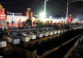 في 9 ساعات فقط. . عمال يبنون مسار سكك حديدية في الصين (صور وفيديو)