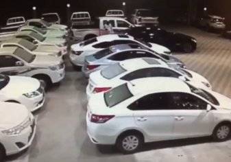 شرطة المدينة المنورة تطيح بسارق السيارة من أمام محل تجاري بينبع (فيديو)
